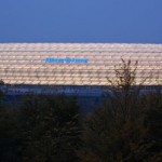 Allianz Arena beleuchtet in der Abenddämmerung an einem Bundesligasamstag. Fritten, Fussball & Bier - www.soccer-warriors.de