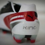 Ein Paar Der King-Fußballschuhe mit Schwerpunkt auf dem Fersendesign. Fritten, Fussball & Bier - www.soccer-warriors.de