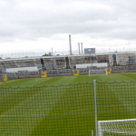 Panoramablick auf ein leeres Fußballstadion mit einigen Zuschauern auf der Tribüne im Das neue Grünwalder Stadion. Fritten, Fussball & Bier - www.soccer-warriors.de